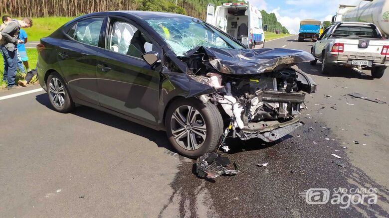 Carro teve a frente destruída após o forte impacto - Crédito: Maycon Maximino