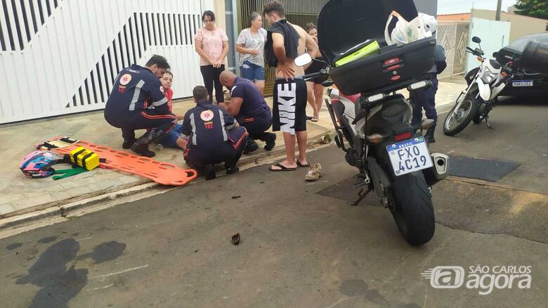 Acidente envolvendo duas motos e carro deixa jovem ferido no Itamaraty - Crédito: Maycon Maximino