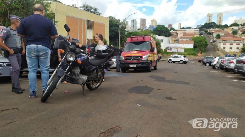 Motociclista é atendido pela unidade resgate: em primeiro plano, a moto acidentada - Crédito: Maycon Maximino