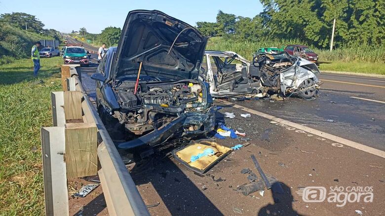 Carros ficaram destruídos devido ao violento impacto - Crédito: Flávio Fernandes
