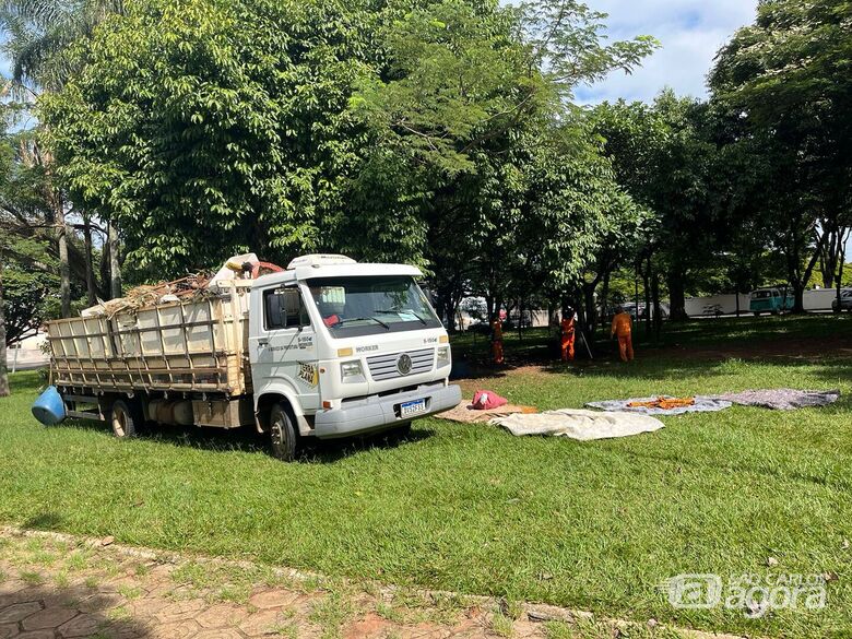 Funcionários públicos durante a limpeza na praça - Crédito: Divulgação