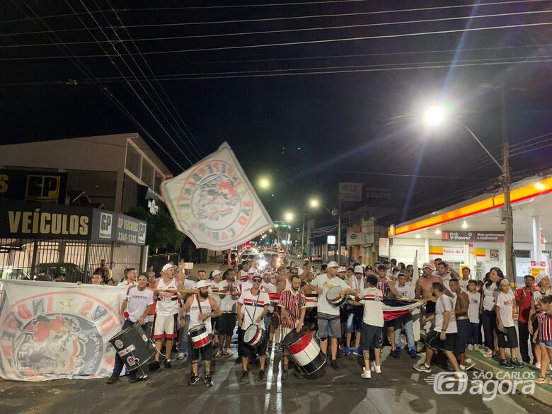Torcedores do São Paulo comemoram conquista na Super Copa na avenida São Carlos  - Crédito: Lourival Izaque 