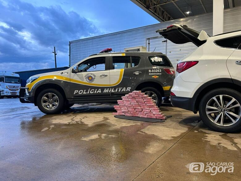 Mulher é presa com 60 tabletes de cocaína na rodovia Washington Luís  - Crédito: Divulgação 