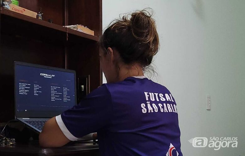 Aninha, atenta, durante arbitral online: definição das equipes da ASF que disputarão a Copa da Liga Paulista - Crédito: Divulgação