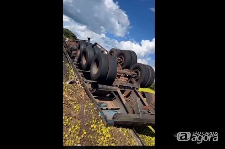 Carreta carregada com laranjas tomba na SP-225; veja vídeo -