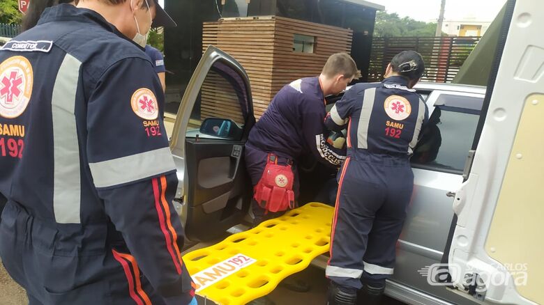 Mulher fica ferida após colisão entre dois carros defronte a USP - Crédito: Maycon Maximino