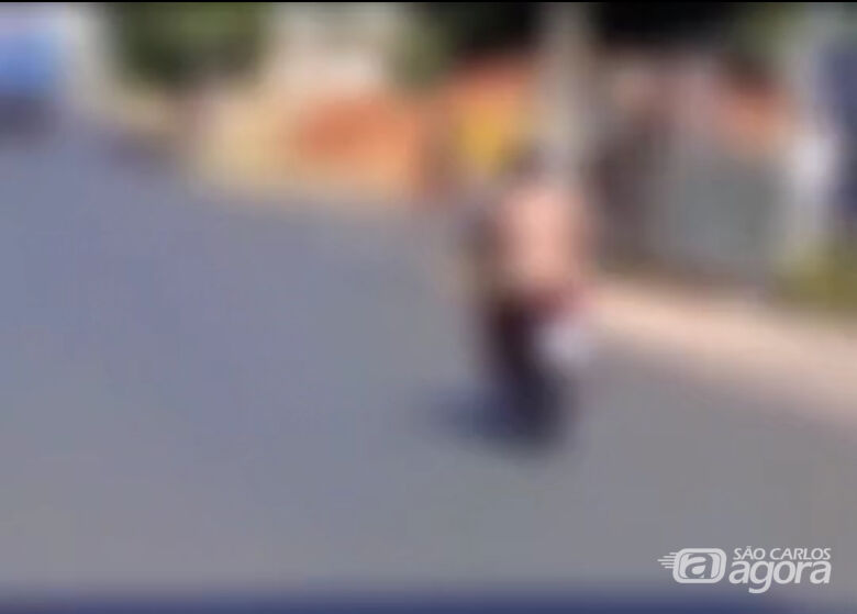 Homem é flagrado pilotando moto pelado em cidade da região  - 
