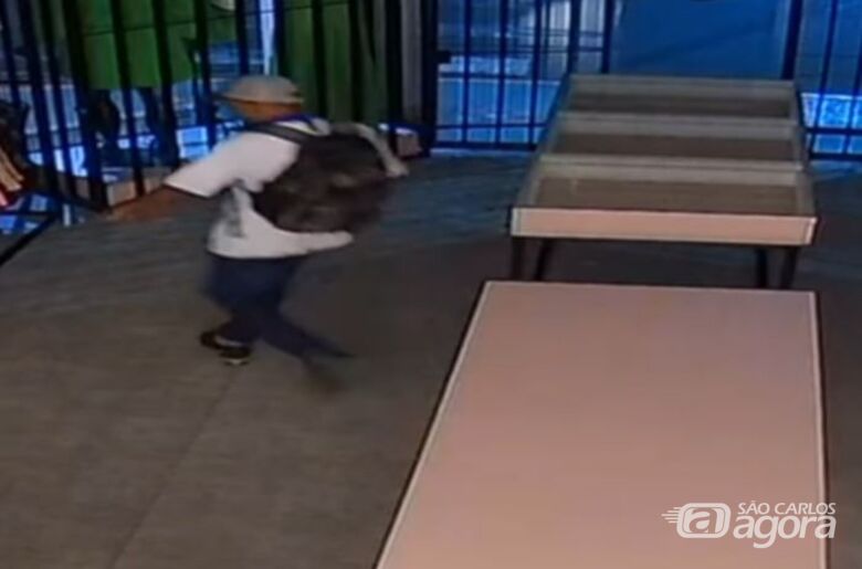 Câmera de segurança mostra ação criminosa de ladrão em loja na Vila Prado - 