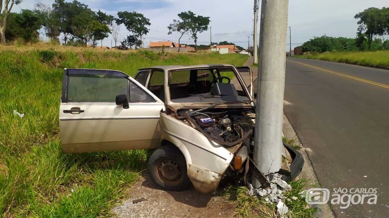 Carro ficou destruído após atingir em cheio o poste - Crédito: Maycon Maximino