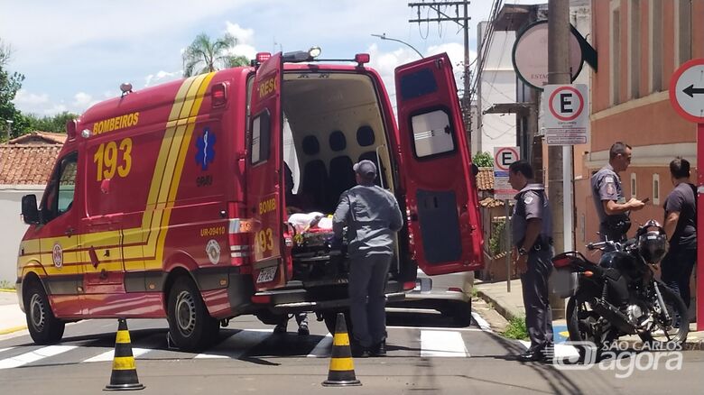 Motociclista recebe atendimento médico após acidente no centro de São Carlos - Crédito: Maycon Maximino