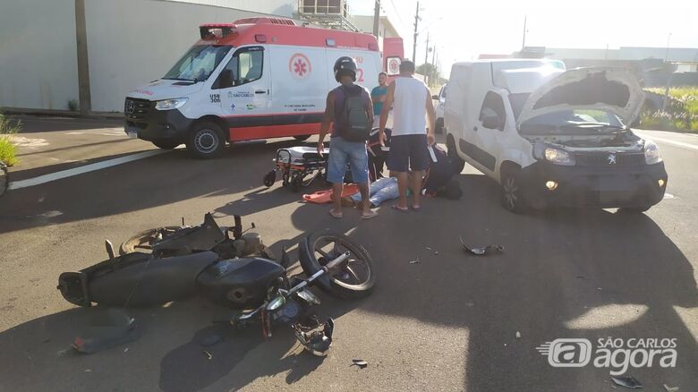 Vítima sendo socorrida pelo Samu: moto teve diversas avarias - Crédito: Maycon Maximino