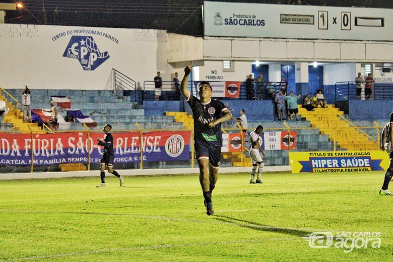 Gabriel Argentino comemora um dos gols na vitória por 2 a 1 frente o Penapolense - Crédito: Fernando Zanderin Júnior