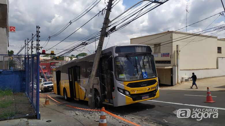 Poste e ônibus ‘unidos’ após a colisão: pilastra quebrou - Crédito: Maycon Maximino