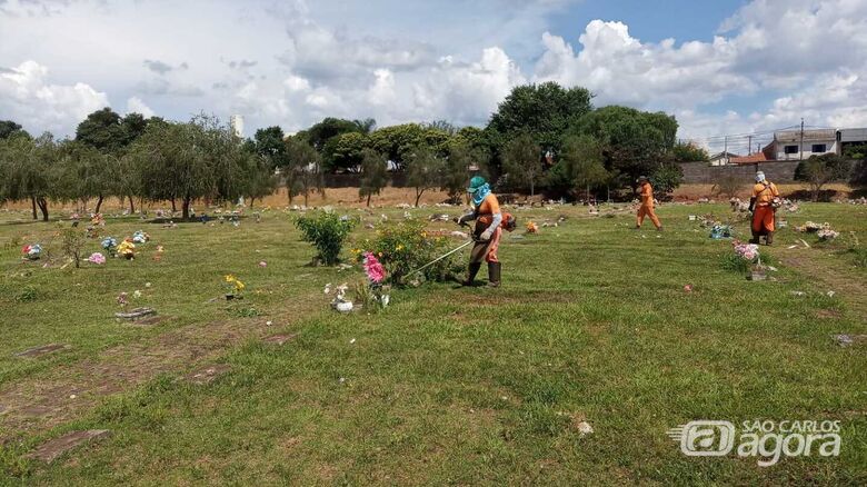 Funcionários municipais realizam limpeza dos cemitérios de São Carlos - Crédito: Divulgação