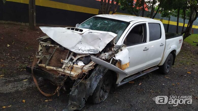 Motorista de Hilux atravessa canteiro central e quase causa tragédia na Washington Luís  - Crédito: Maycon Maximino 