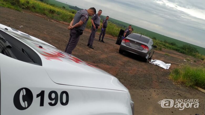 Homem é encontrado sem vida ao lado de veículo em São Carlos - Crédito: Maycon Maximino 