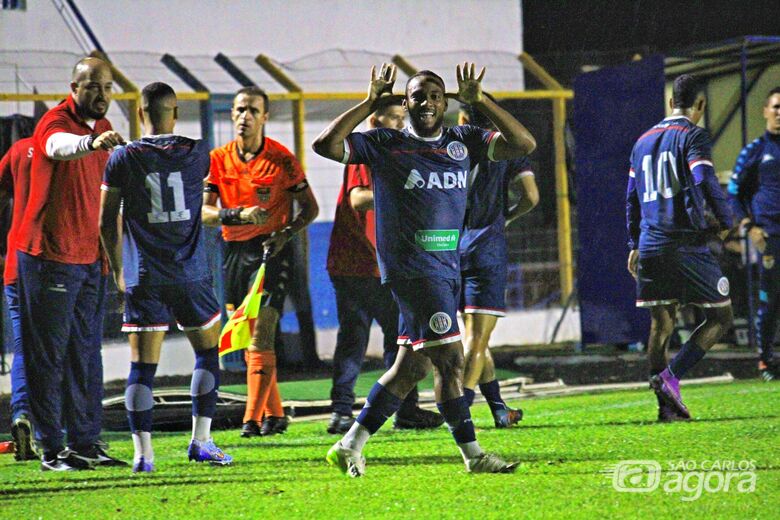 Fabrício comemora um dos três gols marcados contra o Barbarense - Crédito: Fernando Zanderin Júnior
