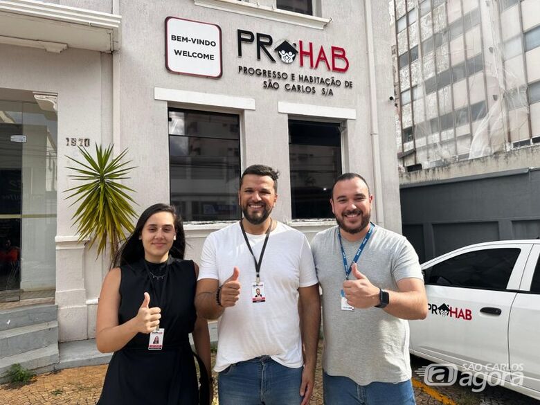 Representantes da PROHAB e do Grupo ADN celebram parceria em prol da moradia em São Carlos. - 