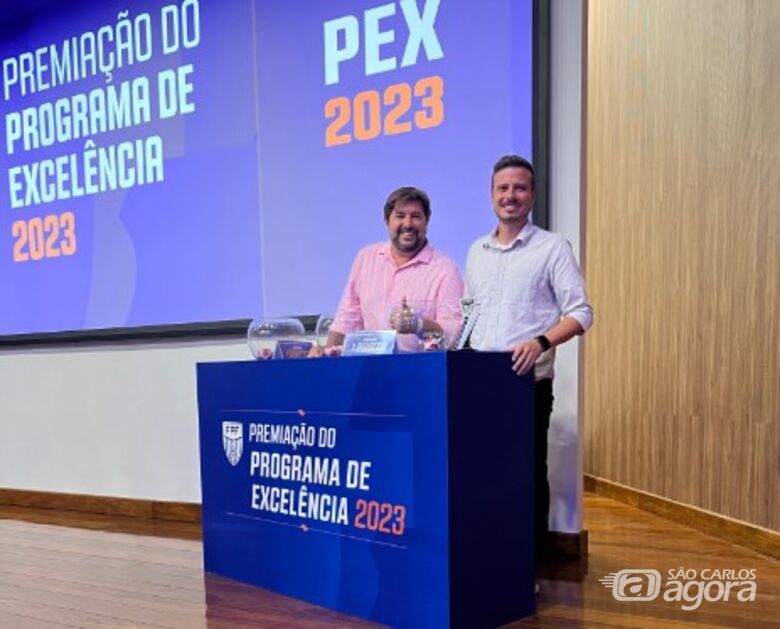 Imparato e Zanderin Júnior durante a premiação: trabalho sério e transparente rendeu R$ 40 mil ao Grêmio - Crédito: Divulgação