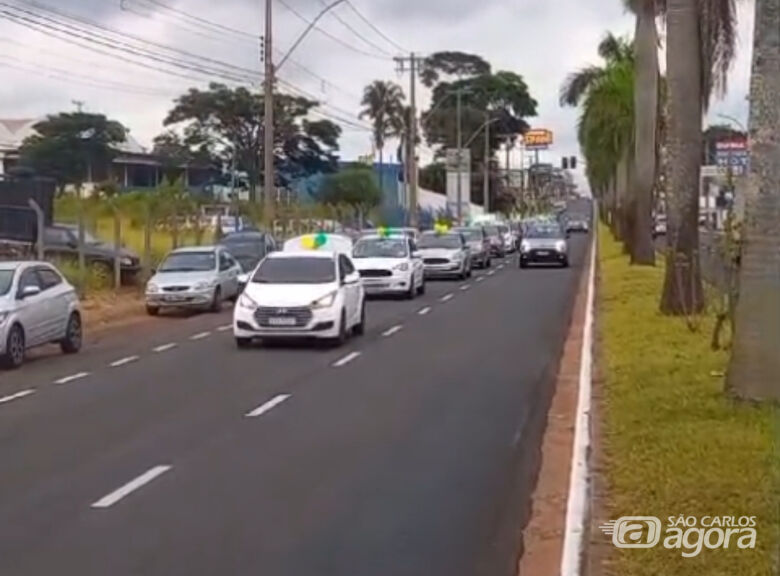 Motoristas de aplicativo protestam em São Carlos contra a regulamentação do serviço - Crédito: Colaborador 