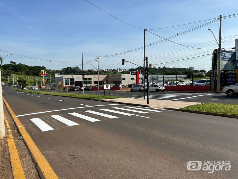 Novo semáforo de pedestres é instalado na Avenida Tancredo Neves - Crédito: Divulgação