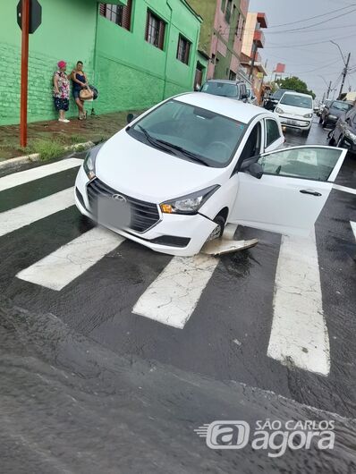 Veículo sofreu danos após cair em buraco aberto após tampa de bueiro se soltar - Crédito: Divulgação