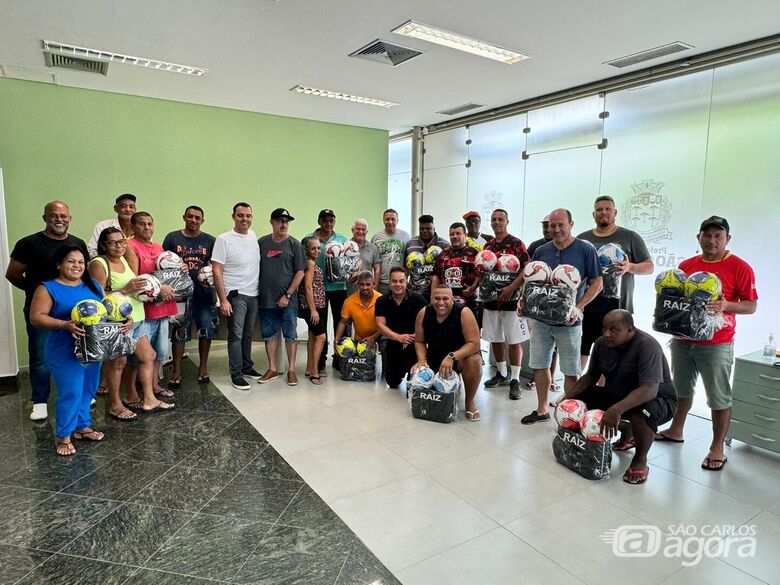 Times do Amador e do Varzeano recebem kits com material esportivo - Crédito: Divulgação