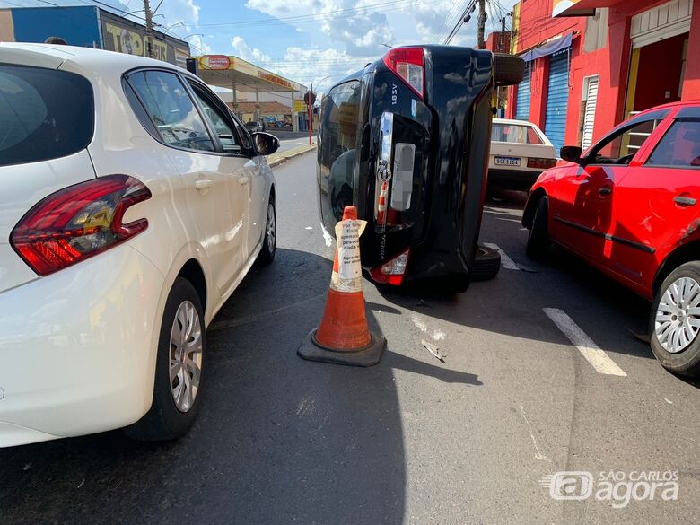 Motorista dorme ao volante e causa acidente na Avenida São Carlos - Crédito: Lourival Izaque