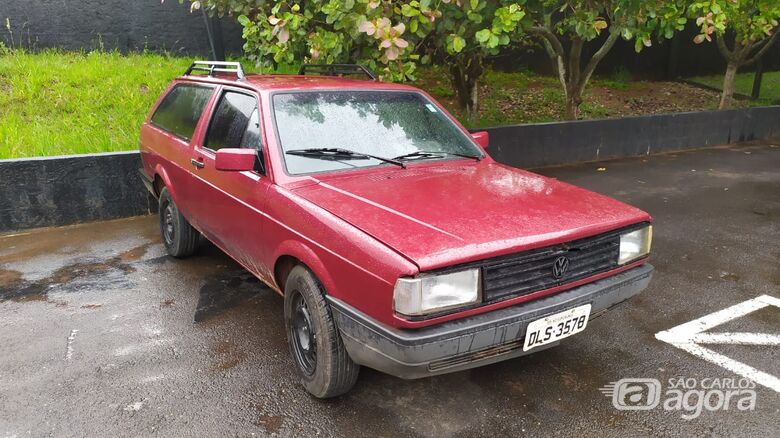 Carro produto de furto estava em estado de abandono no Vida Nova São Carlos - Crédito: Maycon Maximino