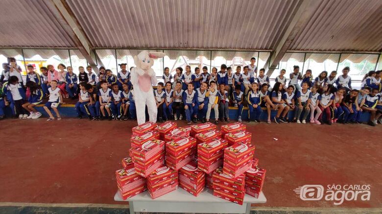 Caixas de bombons prestes a serem entregues: um doce dia para crianças da rede municipal de ensino - Crédito: Divulgação
