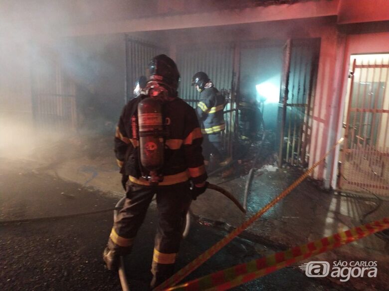 Incêndio atinge garagem de residência no Jardim Belvedere  - Crédito: Maycon Maximino 