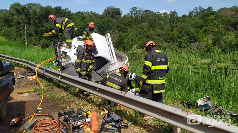 Passageiro fica preso nas ferragens após colisão envolvendo quatro veículos na WL, em São Carlos - Crédito: Maycon Maximino