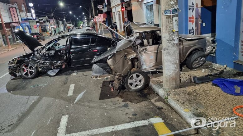 Violenta colisão é registrada durante a madrugada na avenida São Carlos - Crédito: Maycon Maximino