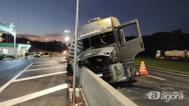 Carreta após acidente na Washington Luís - Crédito: Flávio Fernandes