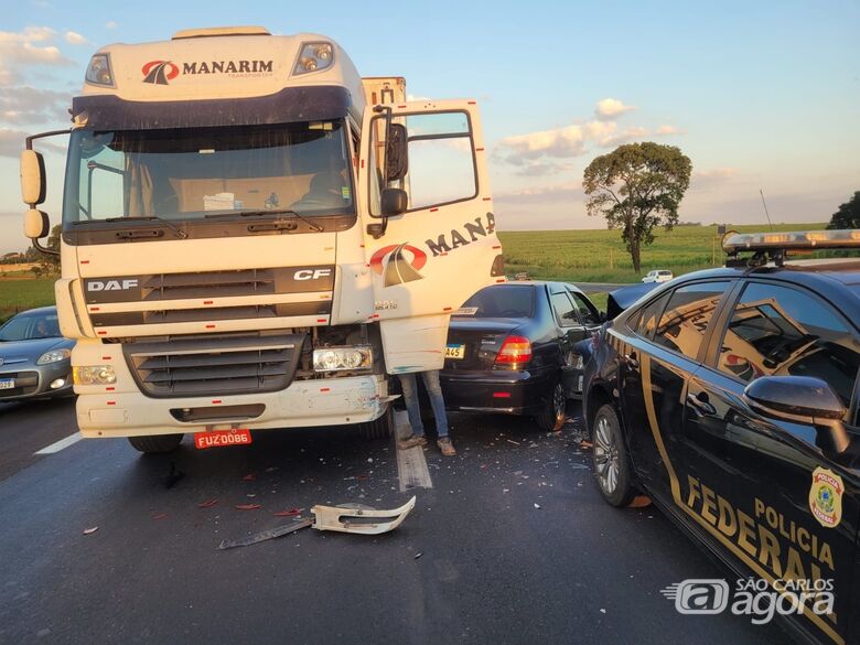 Viatura da Polícia Federal se envolve em acidente na rodovia Washington Luís, em São Carlos  - Crédito: Colaborador 