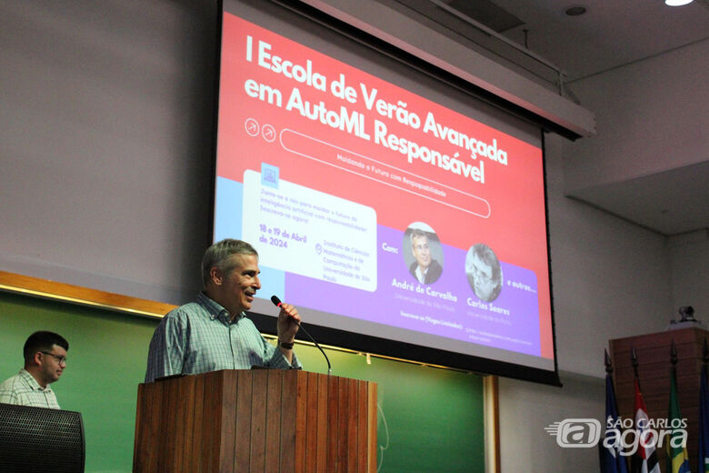 Diretor do ICMC, André Carvalho abriu as palestras trazendo conceitos e técnicas avançadas de AutoML para uso responsável - Crédito: Reinaldo Mizutani
