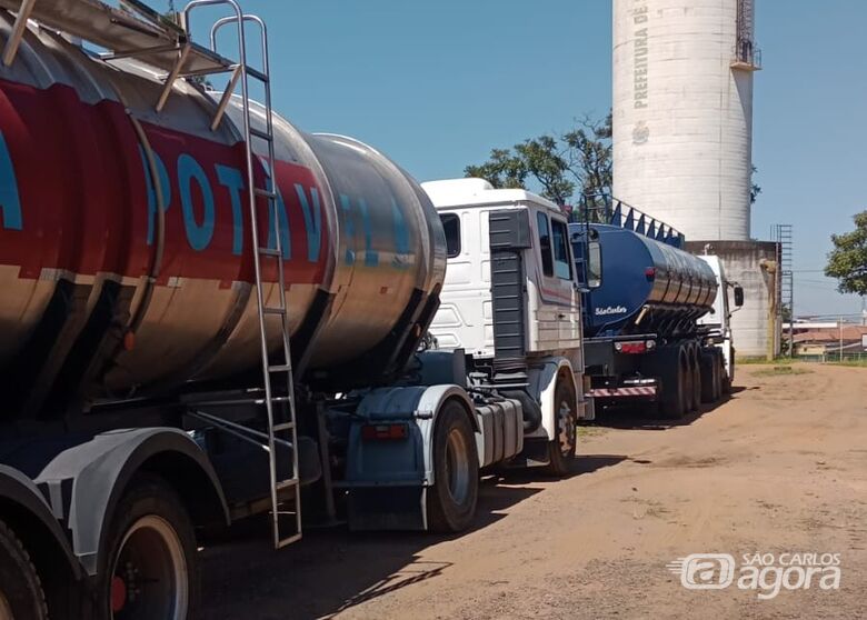 Caminhões-pipa são alugados pelo SAAE para amenizar falta de água - Crédito: divulgação