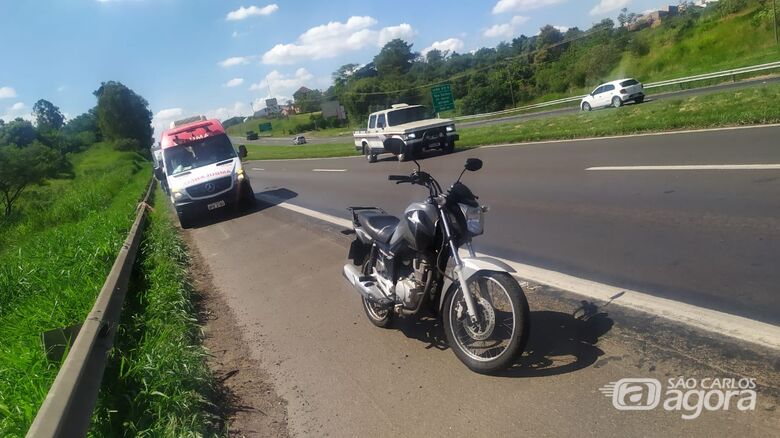 Pneu da moto furou e duas mulheres foram ao solo na SP-310 - Crédito: Maycon Maximino