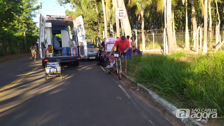 Motociclista é socorrido pelo Samu: em seguida, foi encaminhado à Santa Casa - Crédito: Maycon Maximino