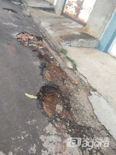 Buracos no asfalto são motivos de reclamações de moradores do Aracy - Crédito: Divulgação