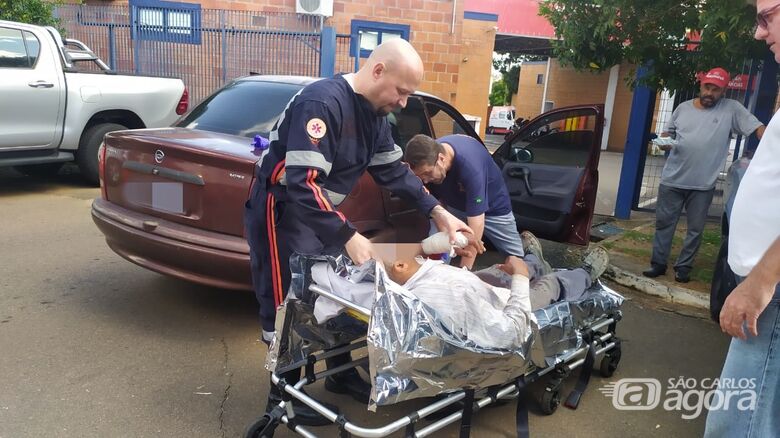 Trabalhador recebe primeiros atendimentos na base do Samu - Crédito: Maycon Maximino