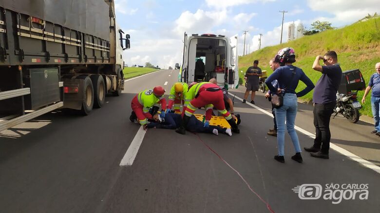 Motociclista ficou caído no meio da pista e sofreu fraturas: socorrido à Santa Casa - Crédito: Maycon Maximino