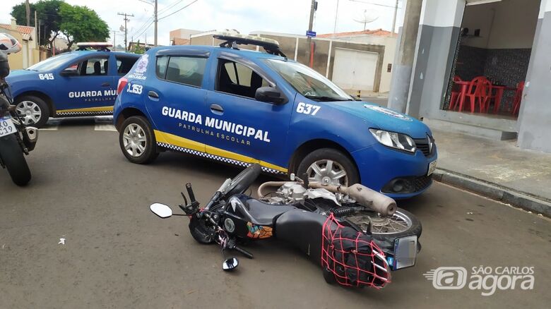A viatura e a moto envolvida no acidente: duas pessoas feridas - Crédito: Maycon Maximino