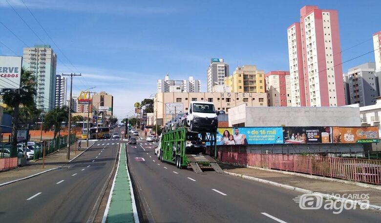 Carreta travou e Avenida São Carlos será interditada - Crédito: Maycon Maximino