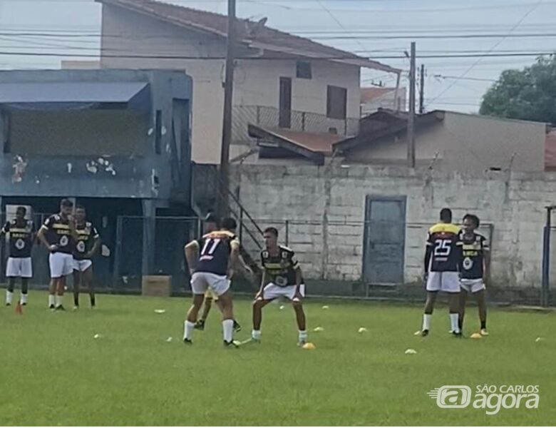 Jogadores do São Carlos durante treino: preparação para a estreia na Bezinha - Crédito: Divulgação