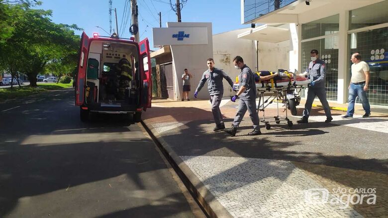 Vítima sendo atendida pela UR dos Bombeiros - Crédito: Maycon Maximino