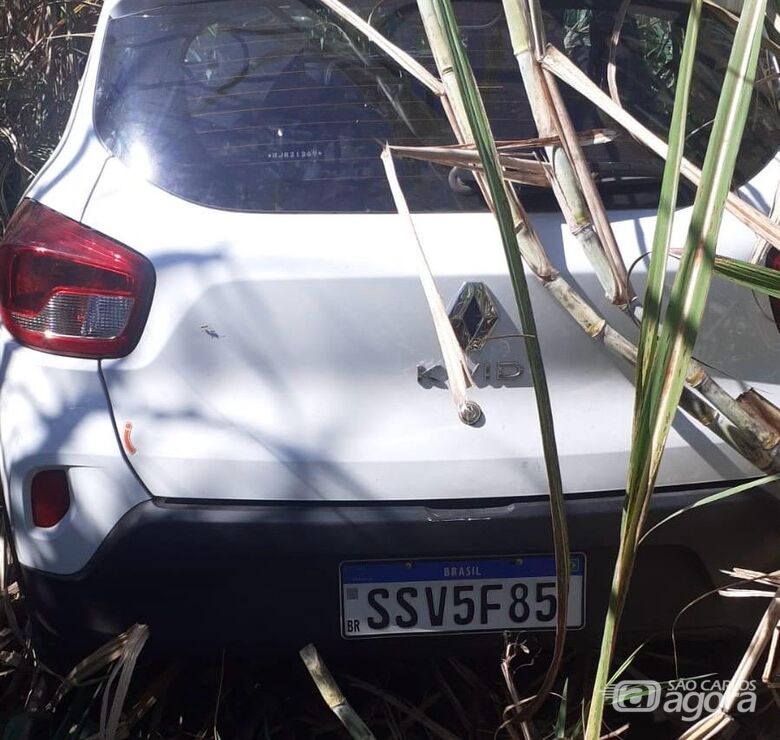 Carro roubado foi abandonado em um canavial em Ibaté - Crédito: Divulgação