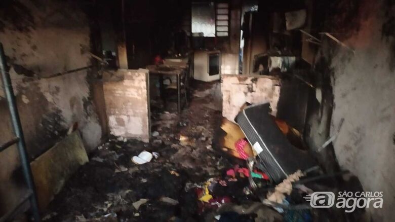 Casa ficou destruída, após ser consumida pelas chamas - Crédito: Maycon Maximino