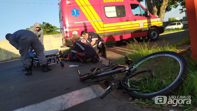 Em primeiro plano, a bike que ficou danificada; ao fundo, uma das vítimas sendo atendida - Crédito: Maycon Maximino