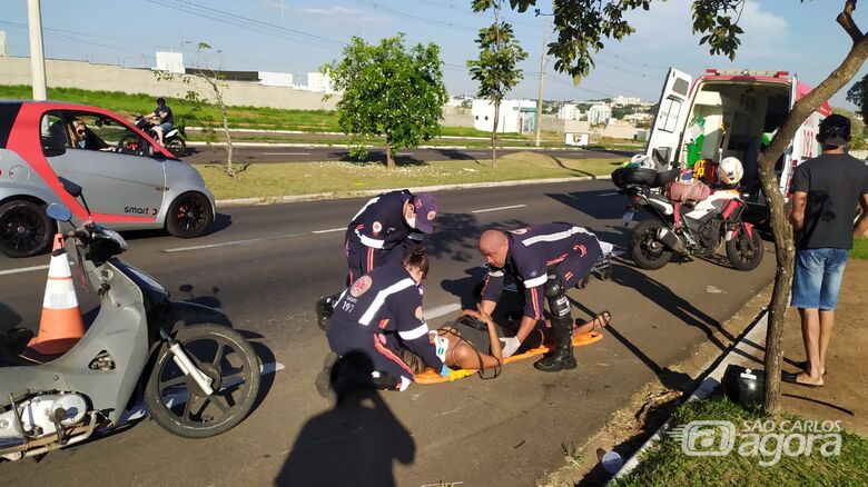 Motociclista é atendida pelo Samu e sofreu várias escoriações pelo corpo - Crédito: Maycon Maximino